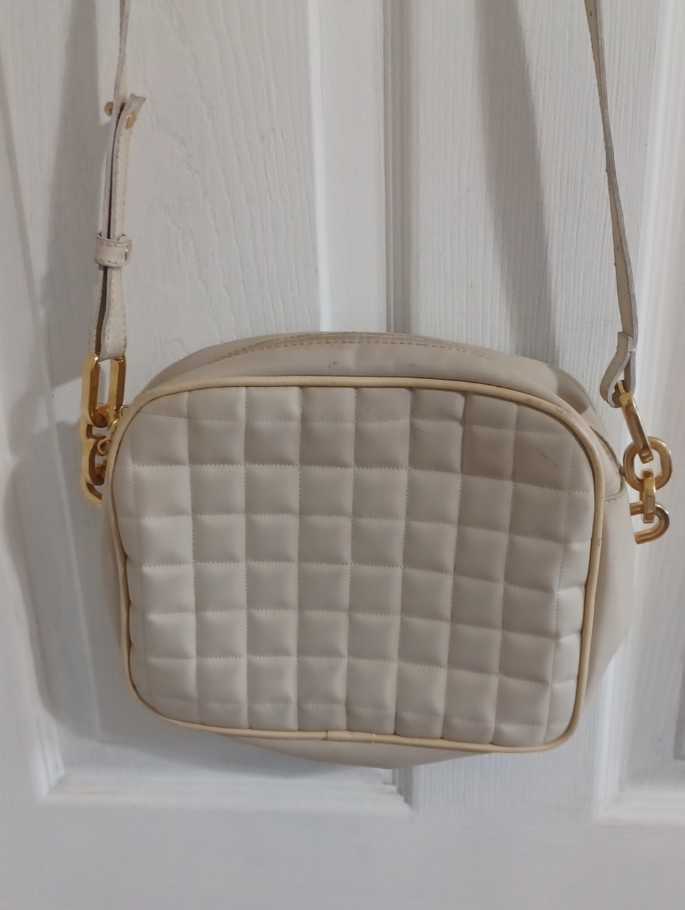 VINTAGE CARLA MARCHI Quilted Cream Crossbody Leather  Bag W/ Gold Hardware